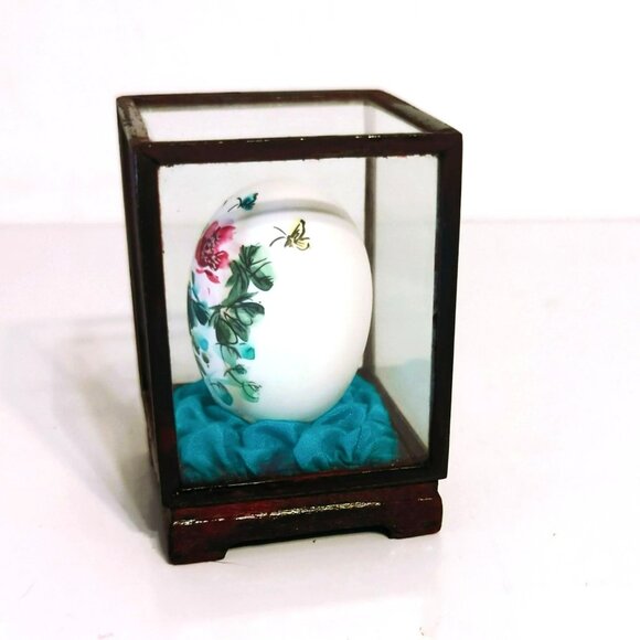 Vintage Chinese Hand Painted Egg In Glass Display Case Butterflies Flowers - Picture 2 of 5
